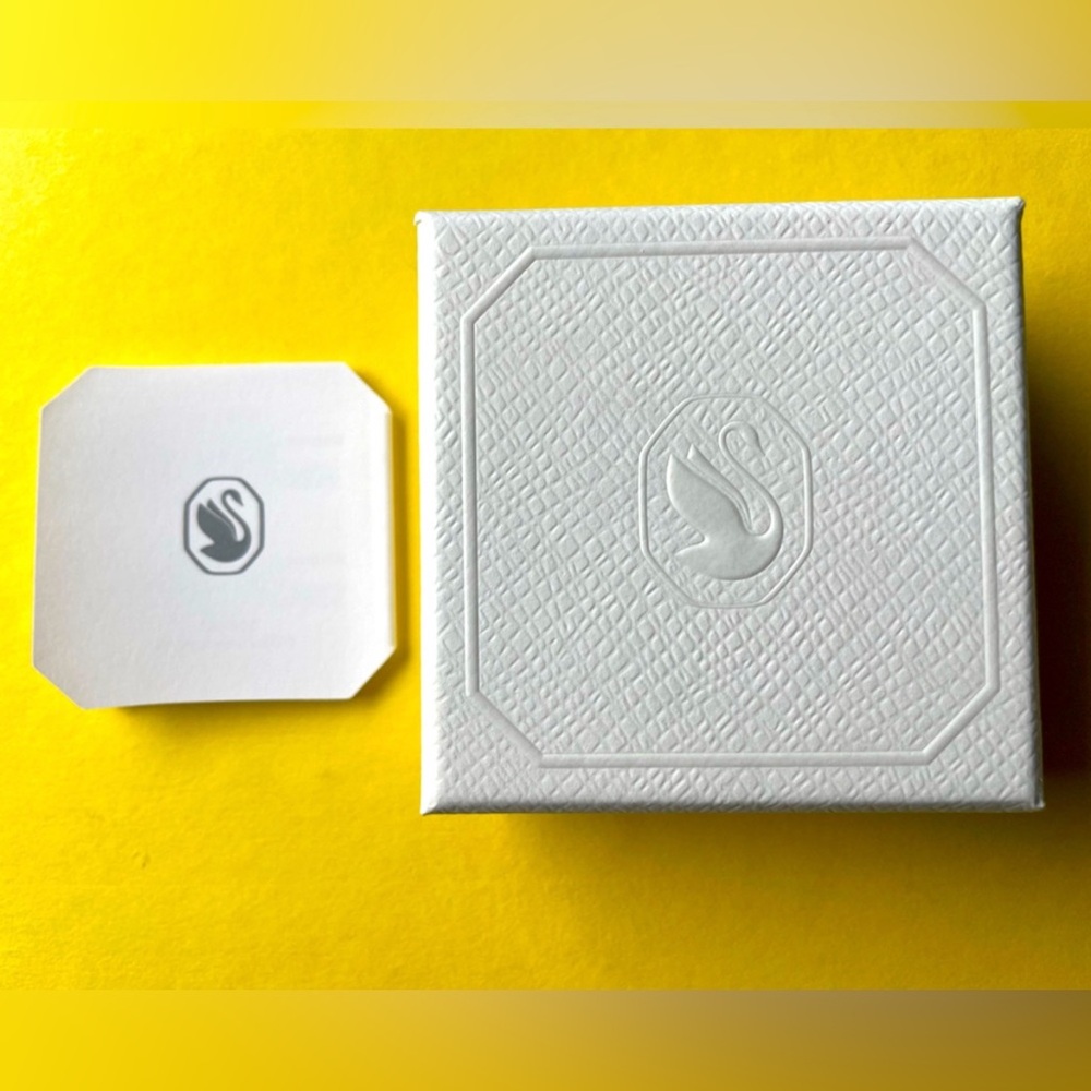 Swarovski box in white for earrings
